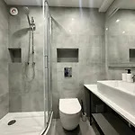 Suzanne Q4apartments *