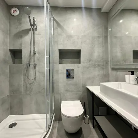 Suzanne Q4apartments *